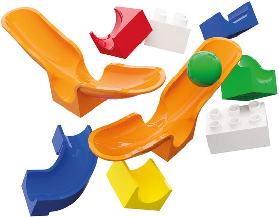 Twee oranje glijbanen, blauwe, rode, groene en gele bochten en witte bouwstenen met een groene bal.