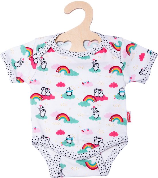 Wit rompertje met pinguïns, regenbogen en wolkjes. Zwarte stippen langs de randen.