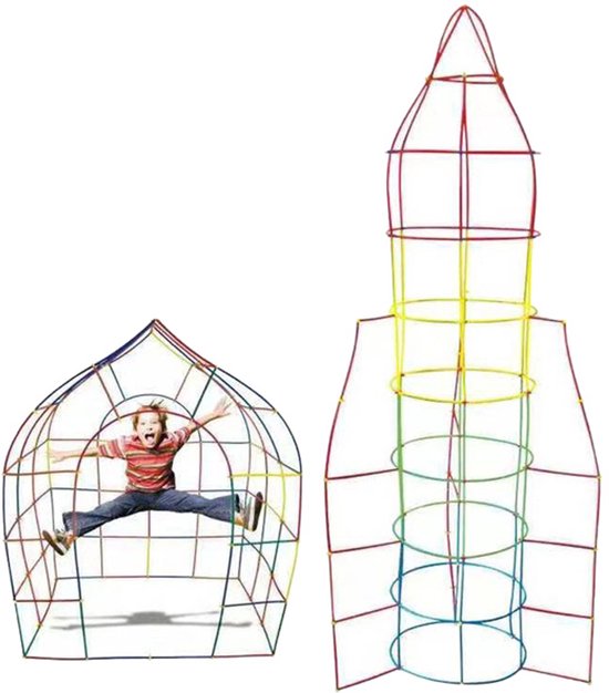 Jongen in gestreepte shirt springt in een koepelvormige constructie. Naast een raketvormige constructie, beide van gekleurde rietjes.