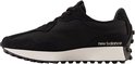 Zwarte New Balance sneaker met 'new balance' logo op de zijkant en witte zool.