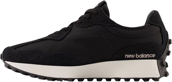 Zwarte New Balance sneaker met 'new balance' logo op de zijkant en witte zool.