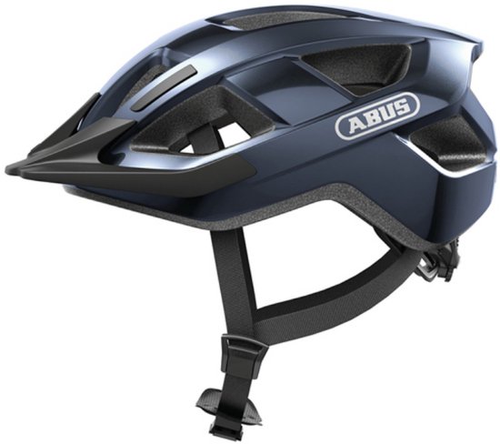Blauwe ABUS fietshelm met zwarte klep en reflecterende details. Het "ABUS" logo is zichtbaar.
