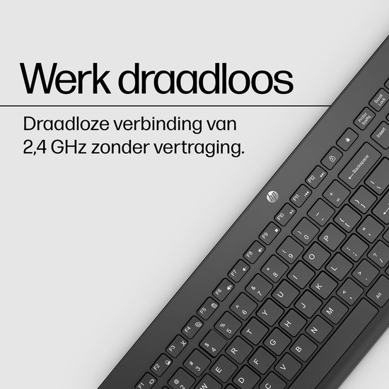 Close-up van een zwart HP toetsenbord, gericht op de 2,4 GHz draadloze verbinding zonder vertraging.
