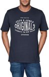 Man met donkerblauw T-shirt met opdruk "Jack & Jones Originals Celebrate The New Season CPN HGN" en spijkerbroek.