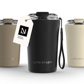 LARS NYSØM - Tasse à Coffee Thermo à emporter 'Rørelse' 380 ml - Sans BPA avec isolation - Avec sangle de transport et couvercle en Tritan - Noir Onyx
