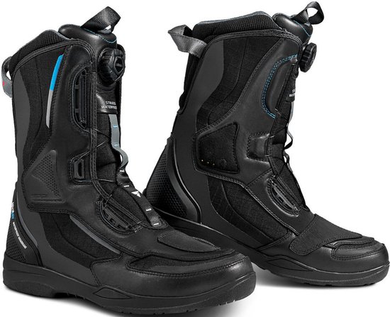 Zwarte SHIMA Strato motorlaarzen met BOA sluiting en blauwe accenten. Waterdichte constructie.