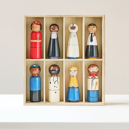 Houten display met 8 poppetjes van beroepen: brandweerman, juriste, astronaut, zakenman, politieagent, arts, ingenieur en kok.