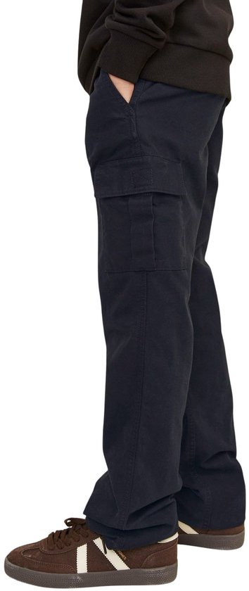 Donkerblauwe cargobroek met klepzakken, gedragen door een jongen.