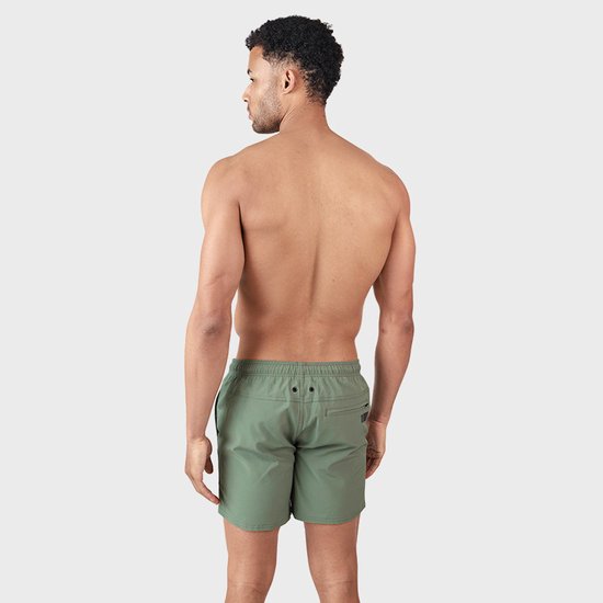 Homme, dos à la caméra, portant un maillot de bain vert olive.
