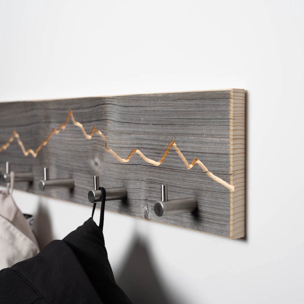 Ibenzoa Handgemaakte Houten Garderobe met Bergmotief – 70 cm, 6 Roestvrij Stalen Haken grijs