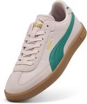 Lichtroze Puma sneaker met groene Puma-streep en gouden logo, op een bruine zool.