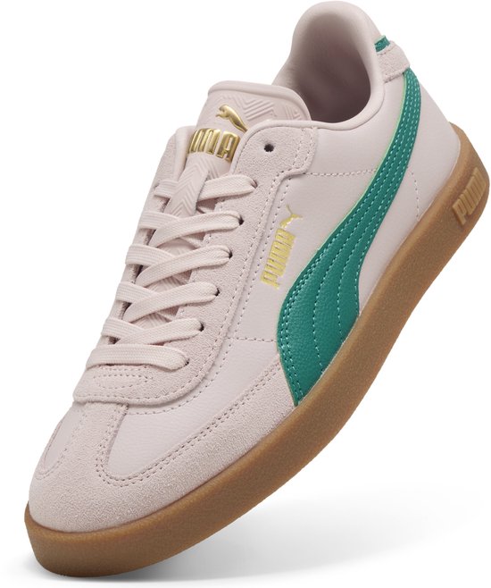 Lichtroze Puma sneaker met groene Puma-streep en gouden logo, op een bruine zool.