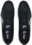 Bovenkant van twee zwarte sneakers met witte Puma-strepen, Puma-logo's en "Forever Better".