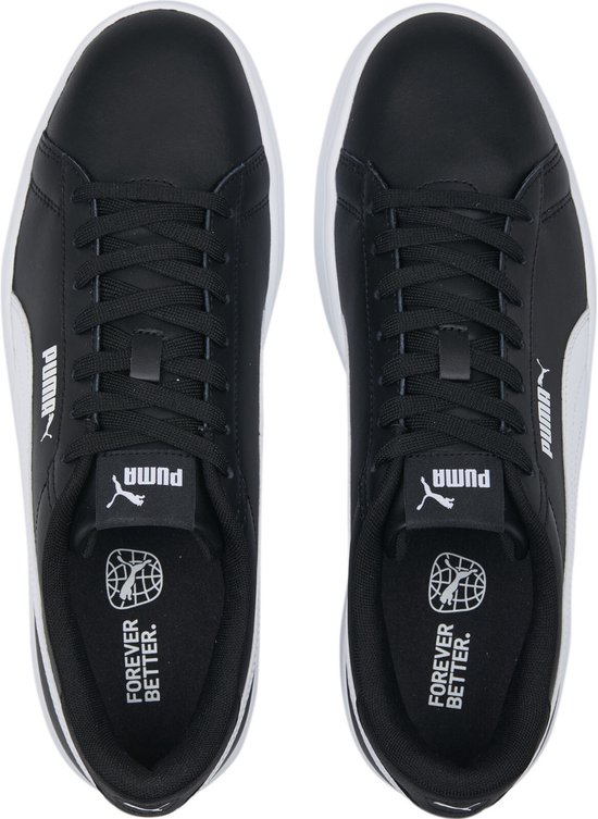 Bovenkant van twee zwarte sneakers met witte Puma-strepen, Puma-logo's en "Forever Better".