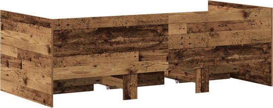 Bedbank in verweerd hout, gezien vanaf de achterkant met zichtbare poten en wieltjes.