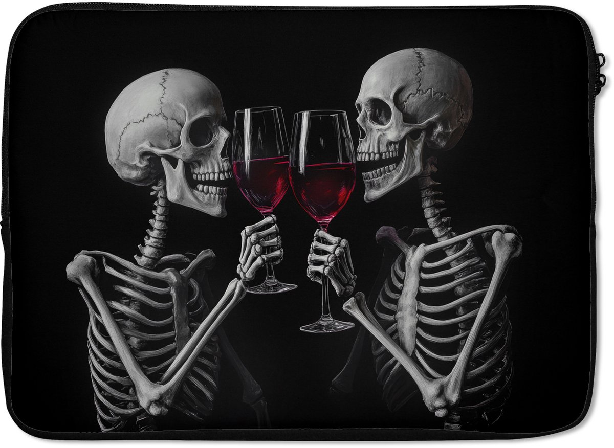 Laptophoes 13 inch - Skeletten - Wijn - Proost - Schedel - Zwart - Laptop sleeve - Binnenmaat 32x22,5 cm - Zwarte achterkant