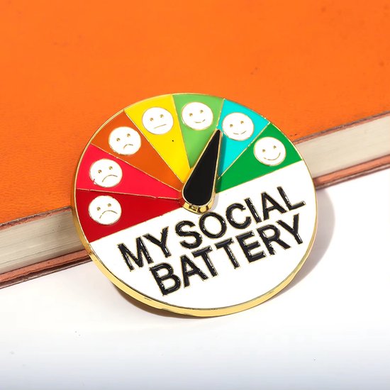 Humoristische “Sociale Batterij” Pin – Unisex Emotie Badge