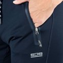 Detail van een donkerblauwe trainingsbroek met ritszak, met de tekst 'SJENG' en 'SJS'.
