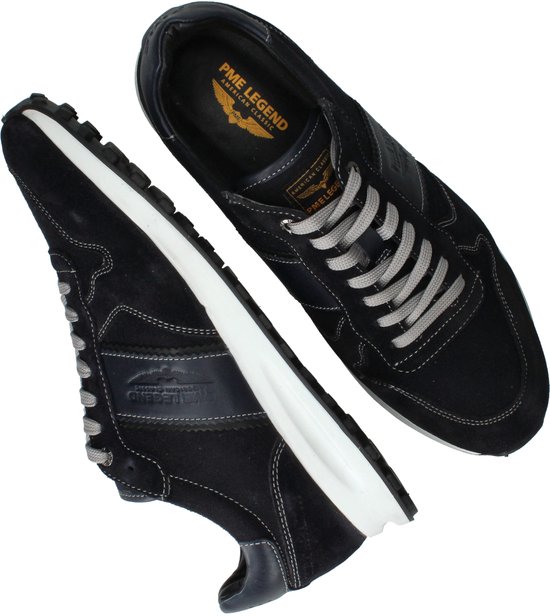 Paar donkerblauwe PME Legend sneakers, van suède en textiel, met witte stiksels en grijze veters.