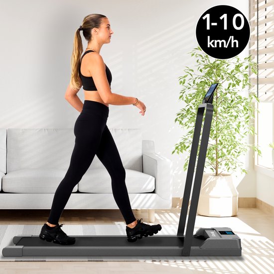 Vrouw loopt op een grijze loopband in een woonkamer, met het label '1-10 km/h' in een cirkel.