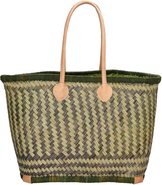 Ruime rieten mand met gevlochten patroon in groen en beige. Twee leren handvatten en leren versteviging aan de onderkant.