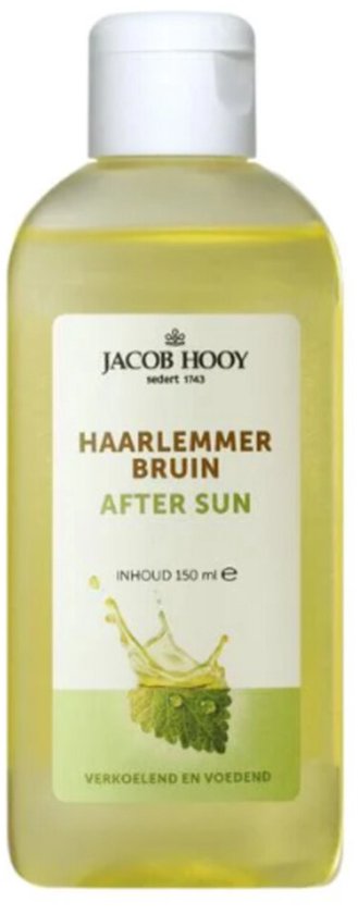 Jacob Hooy Haarlemmer Bruin After Sun olie in een doorzichtige fles met wit dopje. De olie is geel en er staat "Haarlemmer Bruin After Sun" op.