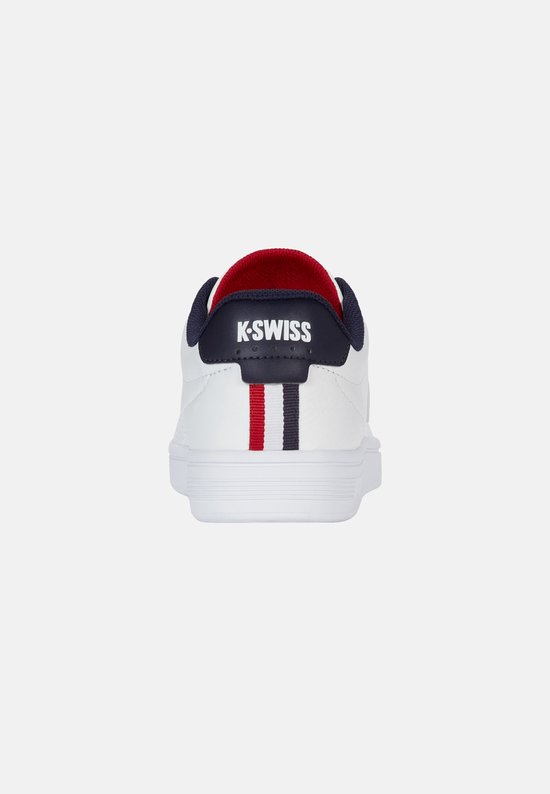 Witte K-Swiss sneaker, de achterkant met marineblauwe kraag, rode voering en rode/witte/marineblauwe strepen.