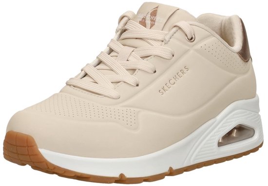 Basket Skechers UNO naturelle à lacets, accent doré au talon et semelle blanche épaisse avec chambre à air.