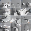 Collage van 12 stappen die de installatie van een chroom douchesysteem tonen.