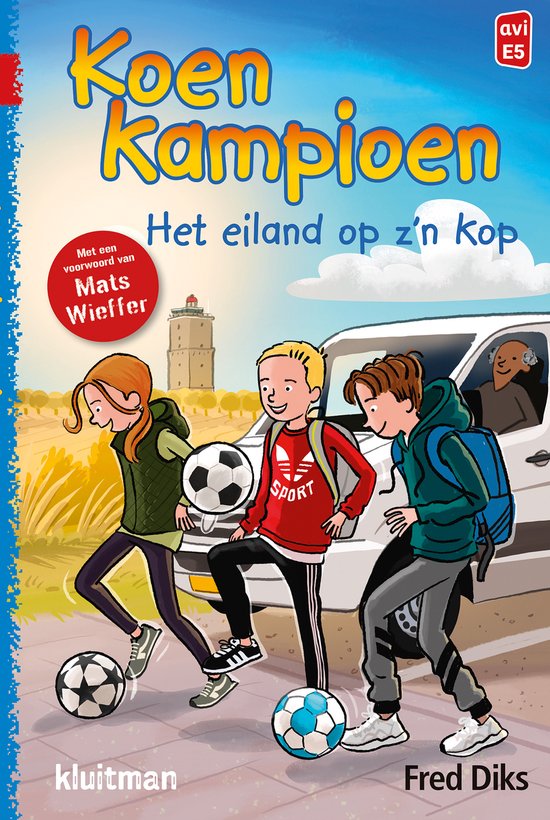 Boekcover Koen Kampioen. Drie kinderen met een voetbal bij een auto en vuurtoren.