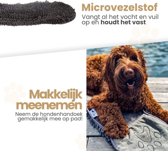 Een bruine hond ligt op een grijze microvezel handdoek, met het Dogs&Co logo op de handdoek. Tekst 'Makkelijk meenemen'.