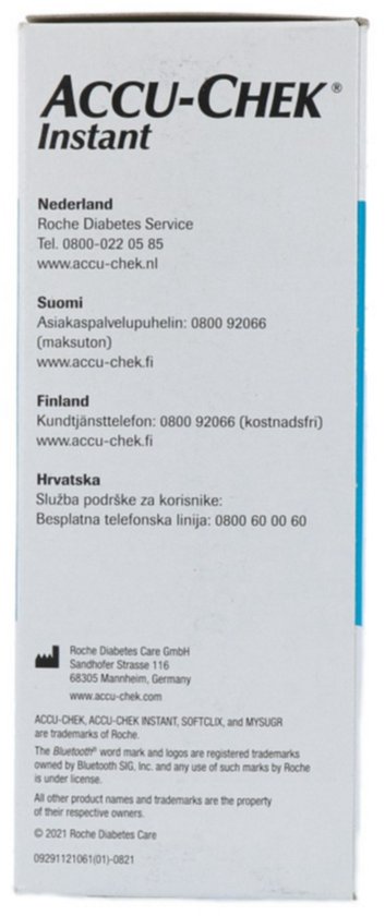 Zijkant van de verpakking van de Accu-Chek Instant, met contactgegevens voor Nederland, Finland en Kroatië.