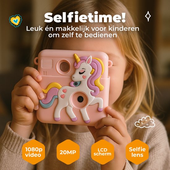 Roze kindercamera met eenhoornprint, een meisje houdt hem voor haar gezicht.