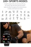 Man met bril en sportkleding, draagt een smartwatch met sportmodi.