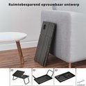 De opvouwbare laptoptafel staat naast een bank. Drie stappen laten zien hoe de tafel opgevouwen wordt.