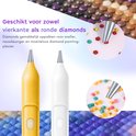 Stylos électriques pour peinture diamant jaune et blanc. Les inserts montrent des diamants ronds et carrés en cours de ramassage.