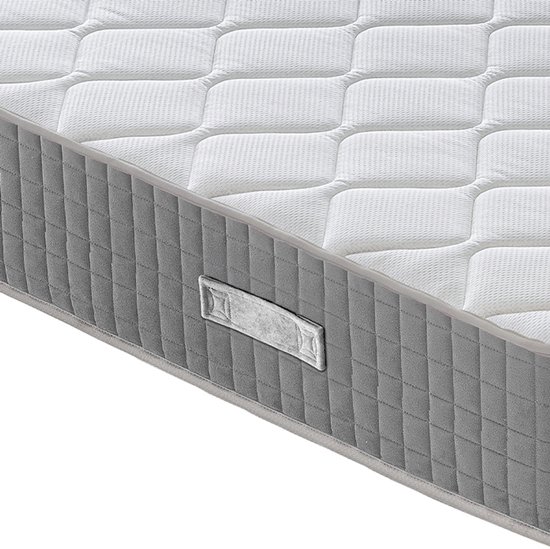 Détail du flanc d'un matelas blanc avec bordure grise et poignée.