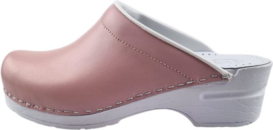 Roze leren klomp met witte bies, stiksels en witte zool.