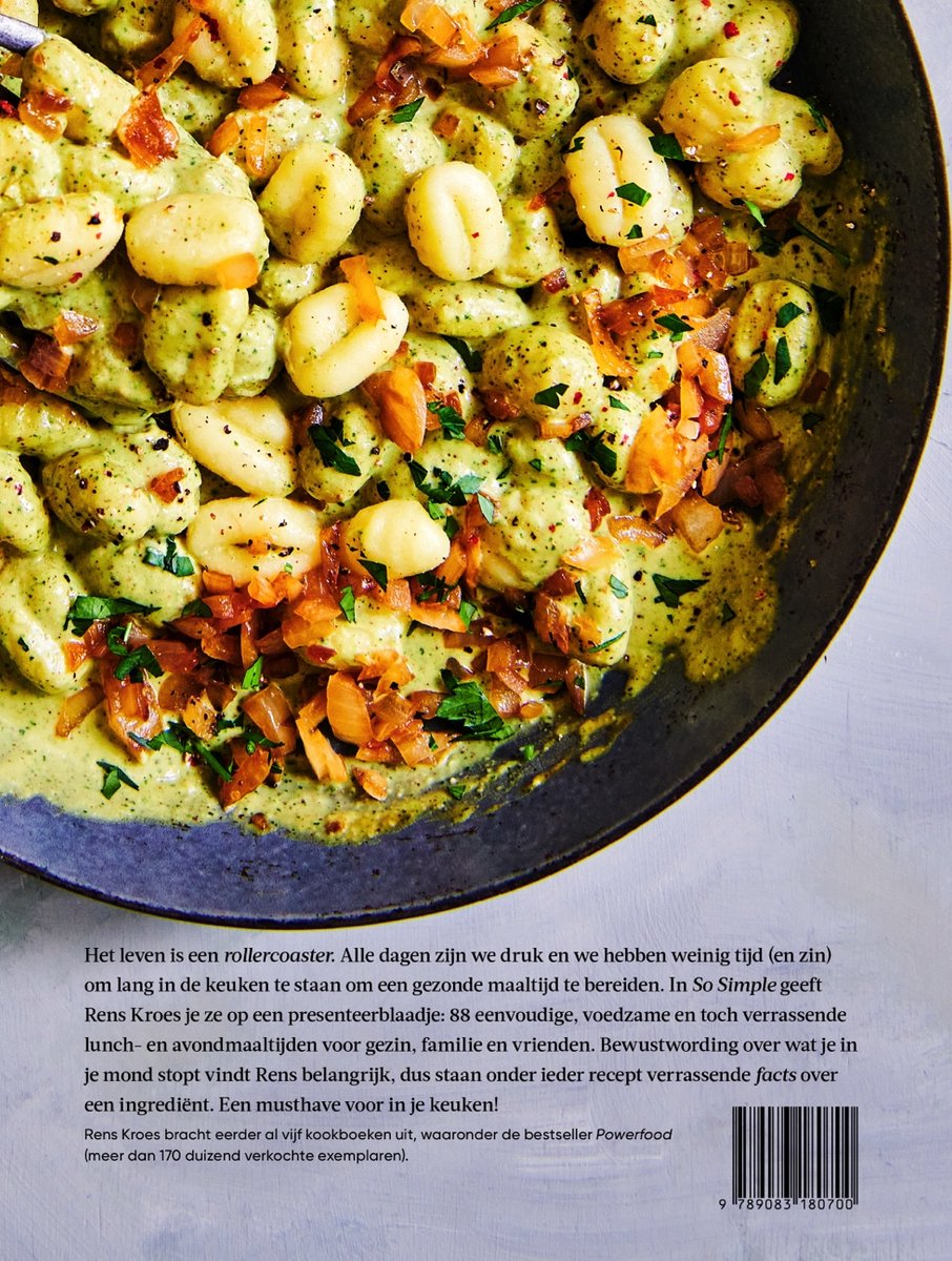 Gnocchi met groene saus, gebakken ui en peterselie in een pan.