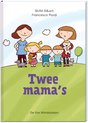 De cover van 'Twee mama's' toont twee vrouwen met vier kinderen, twee katten en een boom op een groene heuvel.