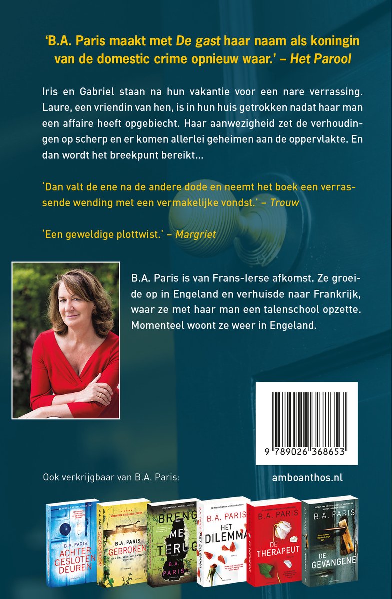 Achterkant van boek 'De gast'. Foto van auteur B.A. Paris en de ruggen van haar andere boeken.