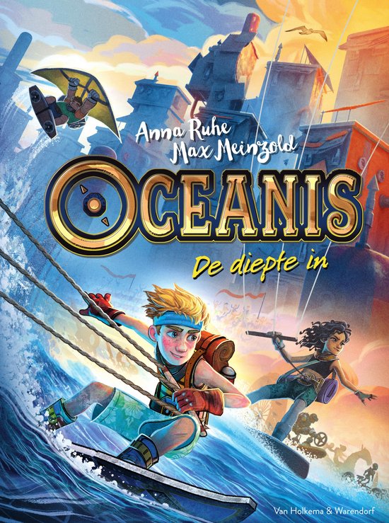Boekomslag van 'Oceanis 1 - De diepte in'. Twee jongens racen op surfplanken door woeste golven, met een vliegende jongen op de achtergrond. Kleurrijke, dynamische illustratie.