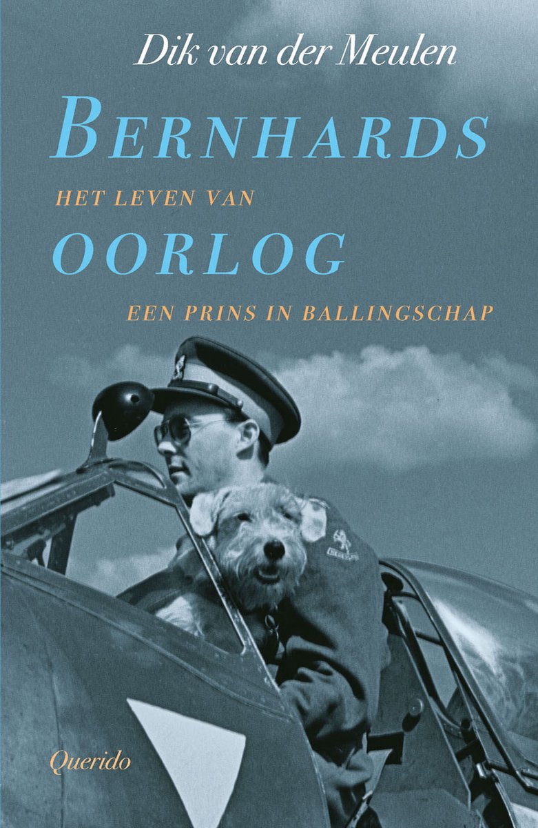De omslag van 'Bernhards oorlog' toont een prins Bernhard in militaire kledij met hond in vliegtuig. Blauwgrijze omslag met witte en oranje tekst.