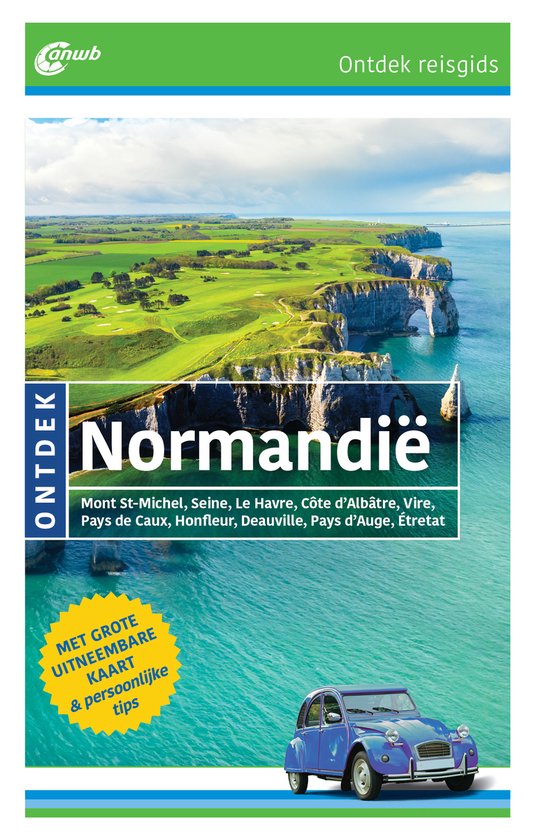 Boek 'ANWB Ontdek Normandië' met klifkusten, een golfbaan, de tekst 'Normandië' en een blauwe Citroën 2CV.