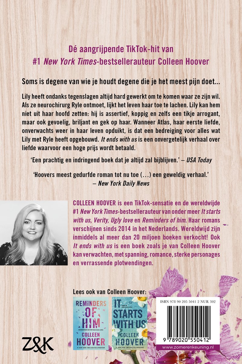 Achterkant van het boek 'It ends with us' met een foto van de auteur Colleen Hoover, tekst en roze orchideeën.