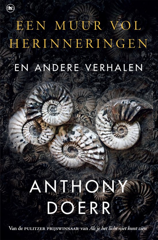 Boekomslag met fossielen en de titel 'Een muur vol herinneringen'.