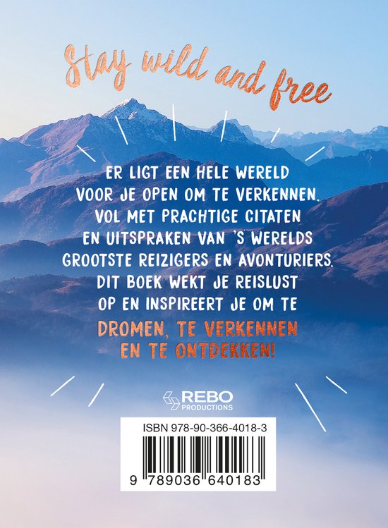 Boek met de tekst 'Stay wild and free' en 'ER LIGT EEN HELE WERELD VOOR JE OPEN OM TE VERKENNEN. VOL MET PRACHTIGE CITATEN EN UITSPRAKEN VAN 'S WERELDS GROOTSTE REIZIGERS EN AVONTURIERS. DIT BOEK WEKT JE REISLUST OP EN INSPIREERT JE OM TE DROMEN, TE VERKENNEN EN TE ONTDEKKEN!' op een berglandschap.