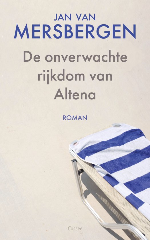 Boek 'De onverwachte rijkdom van Altena' van Jan van Mersbergen, met een ligstoel met blauw-wit gestreepte handdoek.