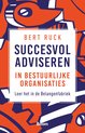 Boek "Succesvol adviseren in bestuurlijke organisaties" van Bert Ruck. Titel en auteursnaam in oranje en donkerblauw.