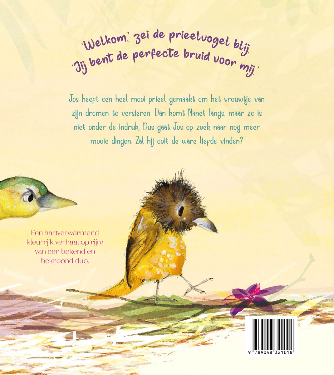 Een vogel met een gele borst en bruine rug houdt een paarse bloem. Een vogel met een groene kop kijkt toe.